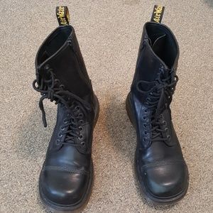 *LAST CHANCE* Dr. Marten black boots